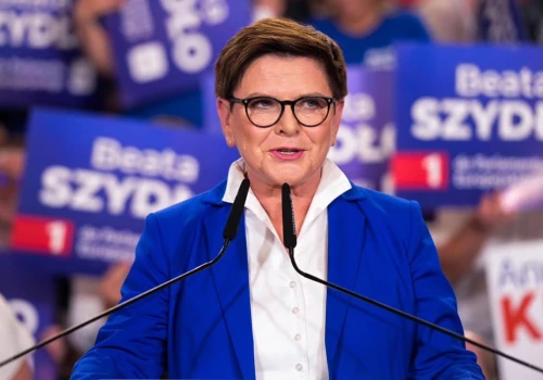Beata Szydło dobrze wie, co robi z pieniędzmi. Nie ograniczyła się do jednego rozwiązania