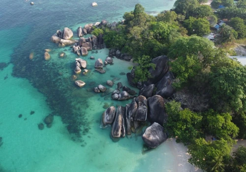 Zobacz azjatyckie Seszele! 🌊😍 Egzotyczna wyspa Belitung (Indonezja) + zwiedzanie Singapuru za 3039 PLN 🌴✈️