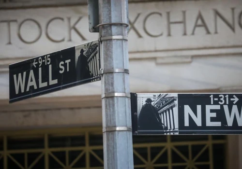 Spadki na Wall Street. Ropa mocno drożeje, rentowności obligacji rosną