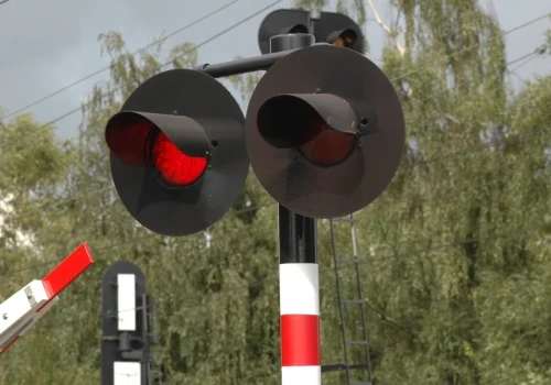 O włos od tragedii na przejeździe w gminie Sokoły. Rogatki opadły między ciągnik a naczepę