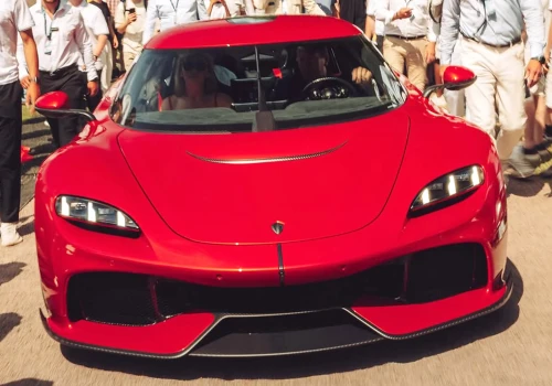 Pierwszy Koenigsegg Gemera rozbity w Kopenhadze. Wandal uderzył w szybę wartego 3 mln dol. hipersamochodu