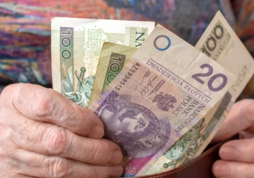 Wcześniejsza emerytura po latach pracy. ZUS mówi o minimalnej kwocie