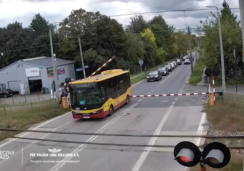 Kolejny groźny incydent na przejeździe kolejowym. Autobus z pasażerami znalazł się między rogatkami