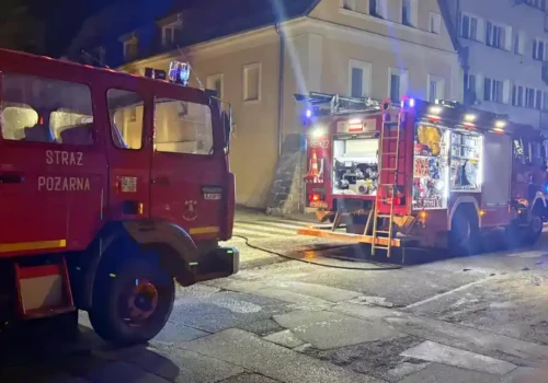 Nocny pożar w centrum Lwówka Śląskiego. Mężczyzna został poparzony