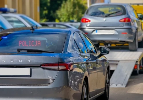 Skorodowane tarcze, dziury w podłodze. Policja wyeliminowała z ruchu niesprawne auto