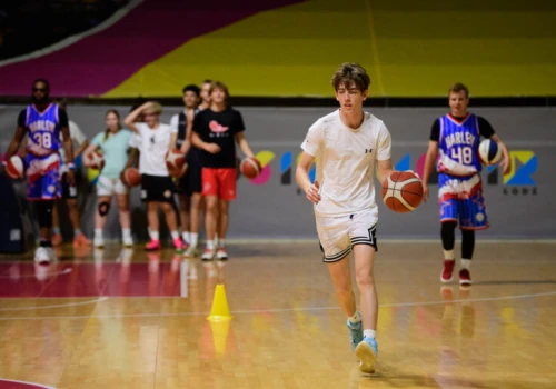 Młodzież trenowała z koszykarzami Harlem Globetrotters