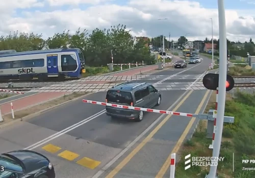 Utknął na torach przed nadjeżdżającym pociągiem. Kolej publikuje wideo z ul. Pileckiego