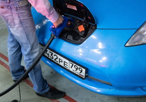 Rosjanie mają dość kolejek po paliwo. Rzucili się na samochody elektryczne
