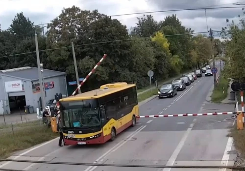 Autobus zatrzymał się na przejeździe kolejowym! “Co za pajac”