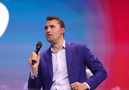 Straciły pracę za komentarze o śmierci Kirka. Urzędniczki stanowe otrzymają odszkodowania