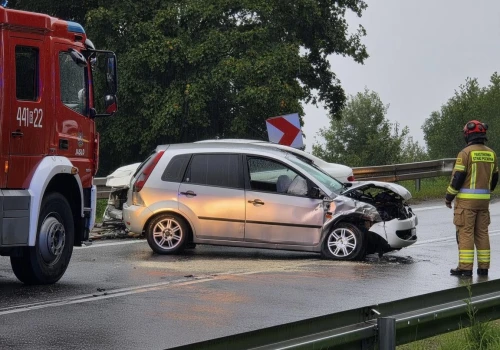 Zderzenie trzech aut na DK73 a wcześniej dwóch. Paraliż na strategicznym szlaku z A4