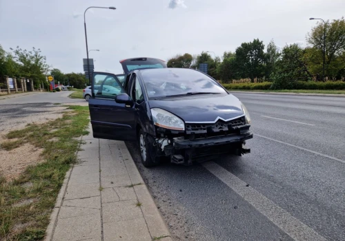 Włączał się do ruchu. Wjechał w bok autobusu komunikacji miejskiej