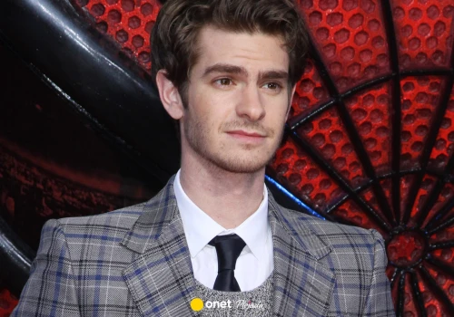 Samolot pełen celebrytów musiał awaryjnie lądować. Wśród nich Andrew Garfield. 