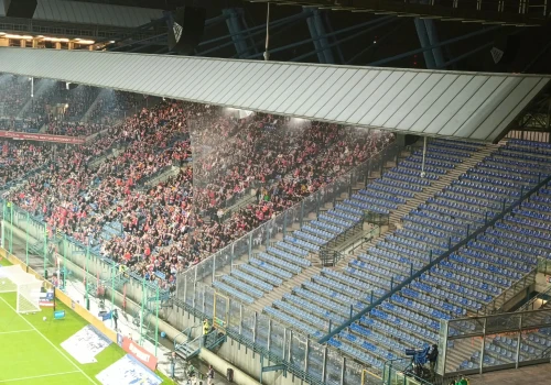 Kupili bilety, ale nie przyjechali. Kibice Jagiellonii zbojkotowali mecz z Wisłą Kraków