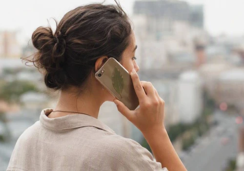 Umieść go za etui telefonu. O co chodzi z tym internetowym trendem?