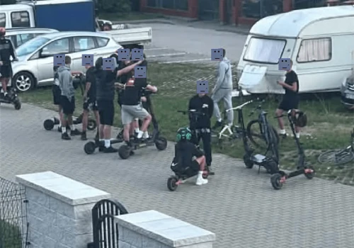 „Gang świeżaków” z Rzeszowa. Zatrzymują auta, straszą pracowników, śmieją się w twarz