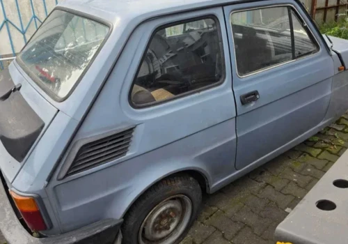 Możesz kupić nietypowego Malucha. Nie zgadniesz, ile ma kół