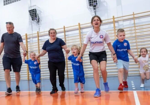 Bezpłatne zajęcia sportowe dla dzieci z niepełnosprawnościami. „Fruwaj z Orłami” działa w Ząbkach