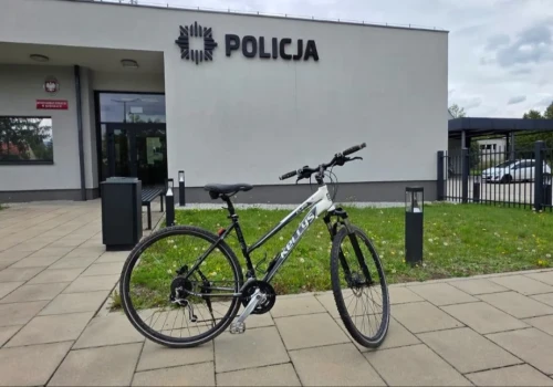 Rower stał w lesie. Policjanci z Kowar szukają właściciela