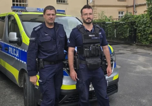 Roczne dziecko zostało w zamkniętym samochodzie. Liczyła się każda chwila