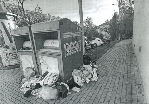 Dzikie wysypiska przy kontenerach na odzież. Mieszkańcy alarmują, miasto ma reagować