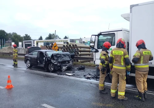 Wyprzedzał i zderzył się czołowo z ciężarówką. 29-latek nie żyje
