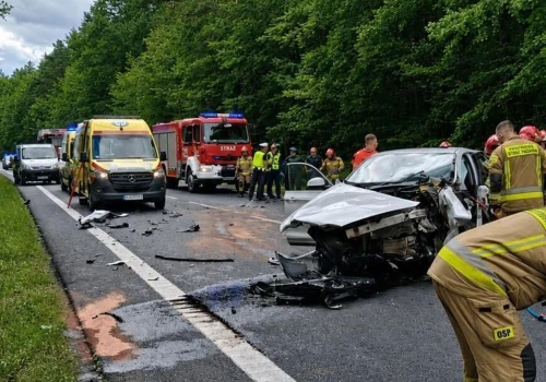 Tragiczny finał wypadku pod Głogowem Małopolskim. Zmarła trzecia ofiara, podejrzany wciąż się ukrywa