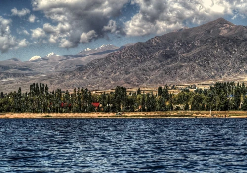 Nieznana kamienna rzeźba nad jeziorem Issyk-Kul wprawiła archeologów w osłupienie