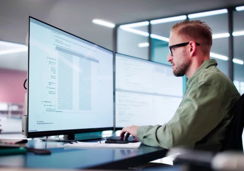 7,3 godziny oszczędności tygodniowo. Tak AI zmienia pracę programistów