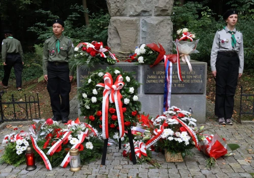 Pięć samolotów nad Żwirkowiskiem. Cierlicko uczciło Żwirkę i Wigurę