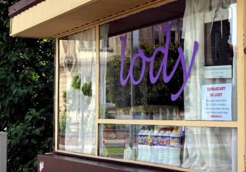 Była nastolatką, dorabiała w budce z lodami. 