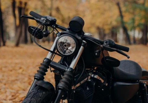 Bezpieczeństwo motocyklisty jesienią – statystyki wypadków i porady 2026