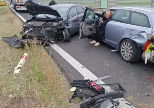 Zderzenie trzech samochodów na S5. Toyota odbiła się od bariery