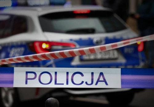 Zwłoki znalezione za sklepem. Na ciało natrafiono podczas koszenia trawy