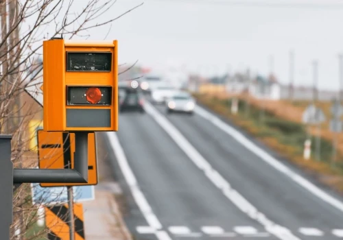 Hamujesz przed fotoradarem, a potem dodajesz gazu? Zdziwisz się, z jakiej odległości robi zdjęcia