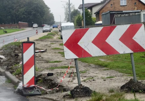 Kolizja przy kościele w Skalmierzycach i niefortunny finał. Ciężarówka uszkodziła wóz strażacki!