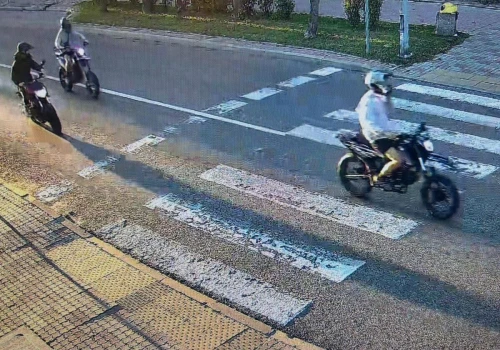 O krok od tragedii, na przejściu była 1,5-roczna dziewczynka. 17-latek dostał 1500 zł mandatu
