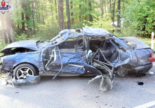 Uderzył Audi w drzewo. Dwie osoby w szpitalu