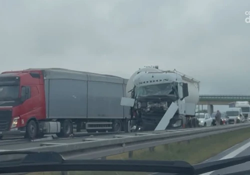 Zderzenie ciężarówek na S7. Są utrudnienia