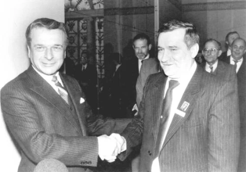 Wałęsa odpowiada Korwinowi. Problem w tym, że dokumenty nie chcą się zgodzić z jego wersją historii