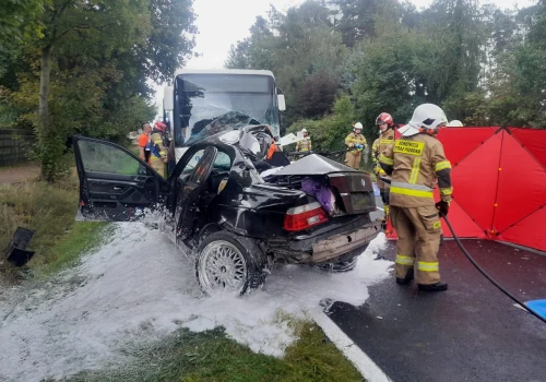 Tragedia w Wielkopolsce. BMW zderzyło się z autobusem. Nie żyją trzy młode osoby