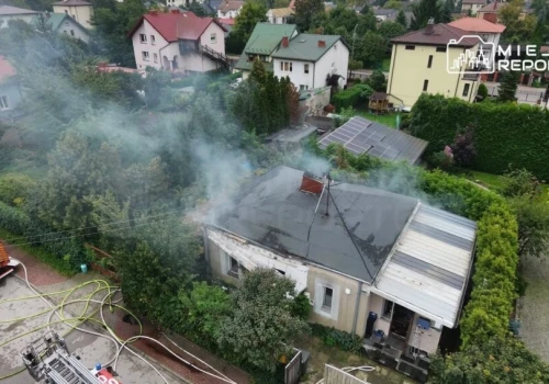 Pożar domu w Błoniu. Sąsiedzi mówią o wcześniejszym wybuchu