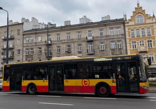 Krótkie spodenki dla kierowców komunikacji miejskiej? Warszawa zapowiada zmiany