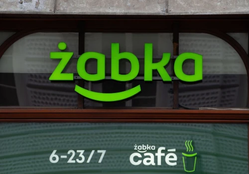 Żabka wyciąga rękę do seniorów. Rabaty do nawet 52 proc., ale czas ograniczony