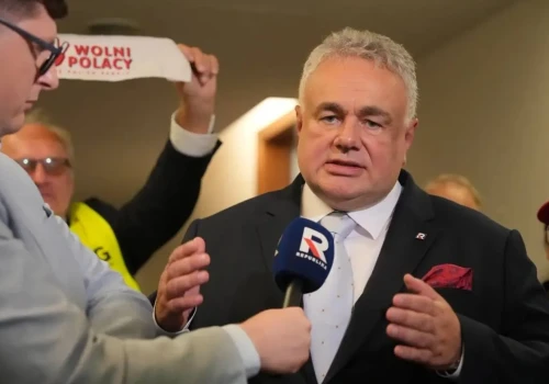 Sakiewicz komentuje artykuł atakujący Telewizję Republika. 