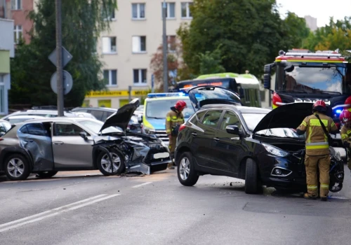 Zderzenie trzech aut na ul. Jagiellońskiej. Droga całkowicie zablokowana