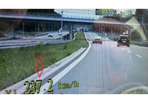Pirat drogowy zatrzymany przez policjantów z tyskiej grupy SPEED. Pędził 237 km/h na drodze S-1