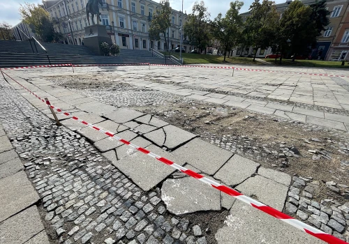 Czołgi rozjechały plac. Kto naprawi?