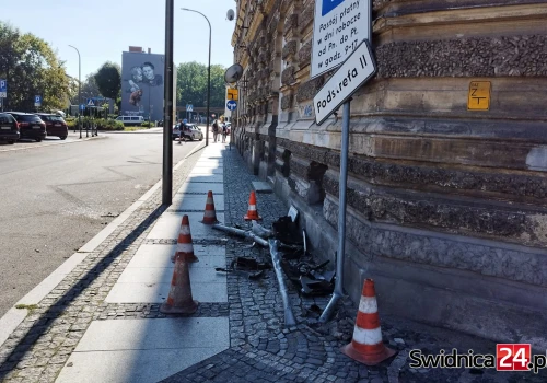 W środku nocy pędził przez miasto, uszkodził auto na znaku drogowym i uciekł
