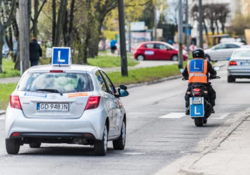 Czy kurs i egzamin na kat. A rzeczywiście niczego nie uczą? Odpowiedź doświadczonego instruktora